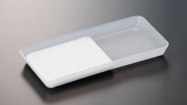 専用トレーと液はね防止のクッションが付属